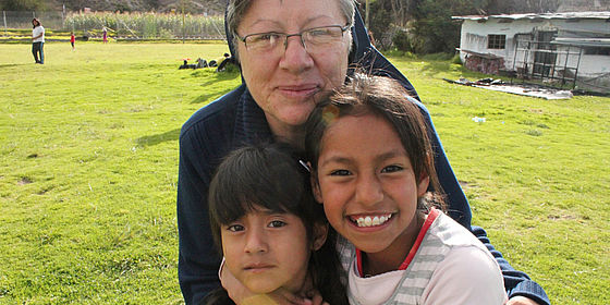 schwester-narciza-mit-zwei-kindern